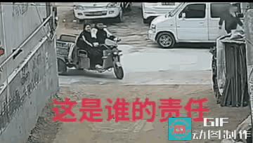 一个男子开着电动三轮车，旁边还坐个女子，两个人骑着电动车三轮车拐进一个胡同，都没