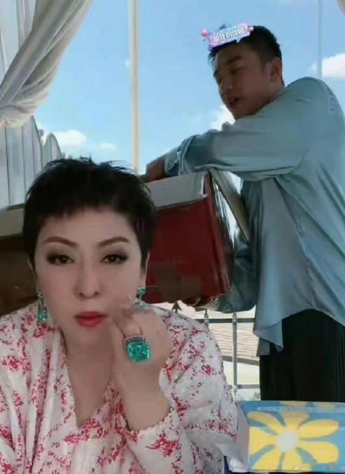 哈哈哈，有钱人的世界就是不一样，向太这钻戒，扔地上我都不敢捡，看着都不像真的 ​