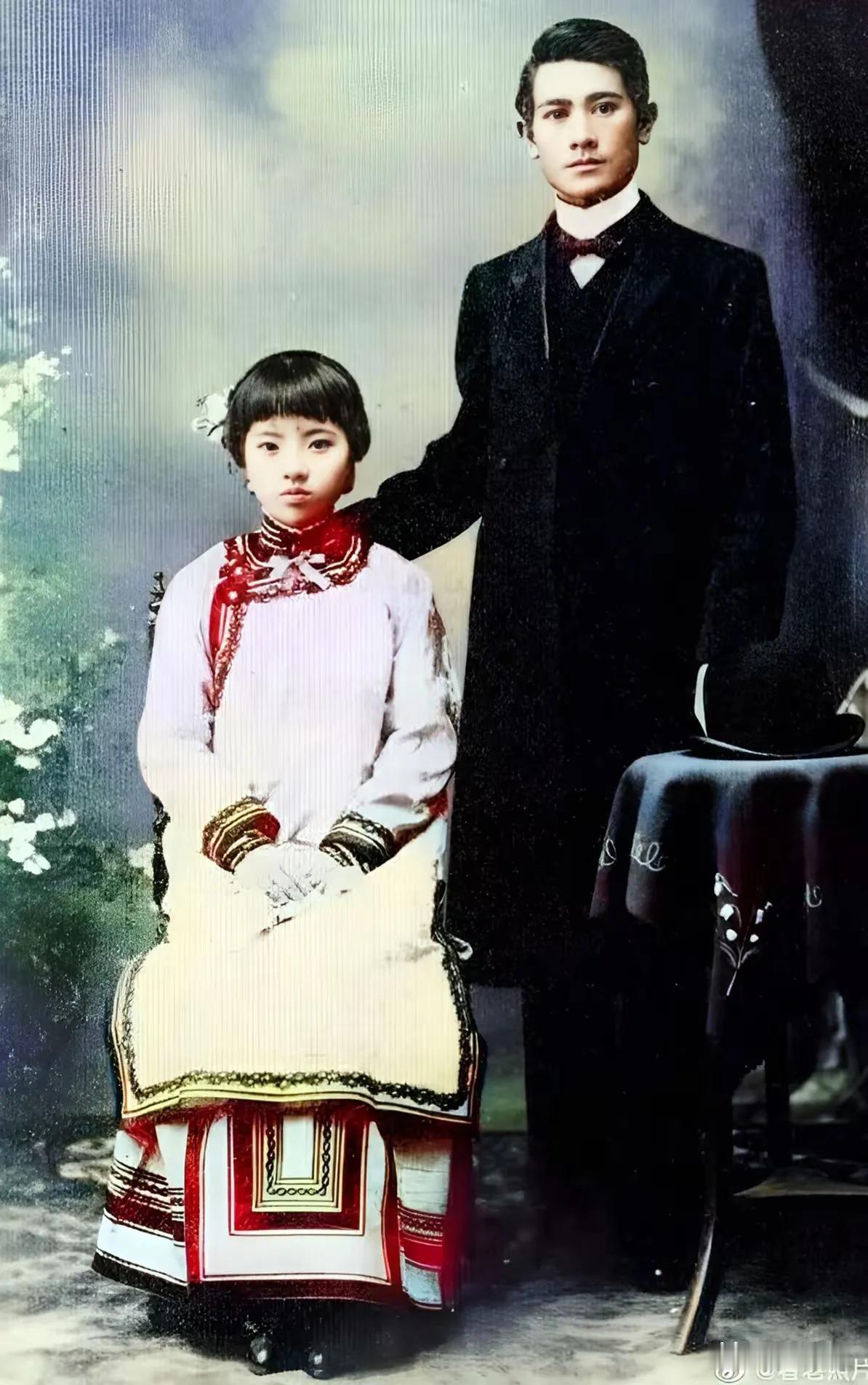 100年前的结婚照，男人显得那么高大，女人显得那么娇小，也许那个时候的女孩身材本