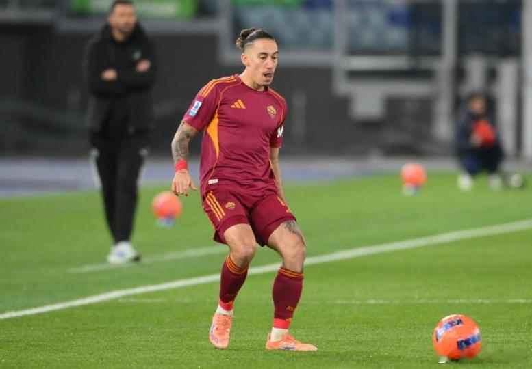 英媒Talksports消息，利物浦正考虑从罗马提前召回租借在外的左后卫齐米卡斯