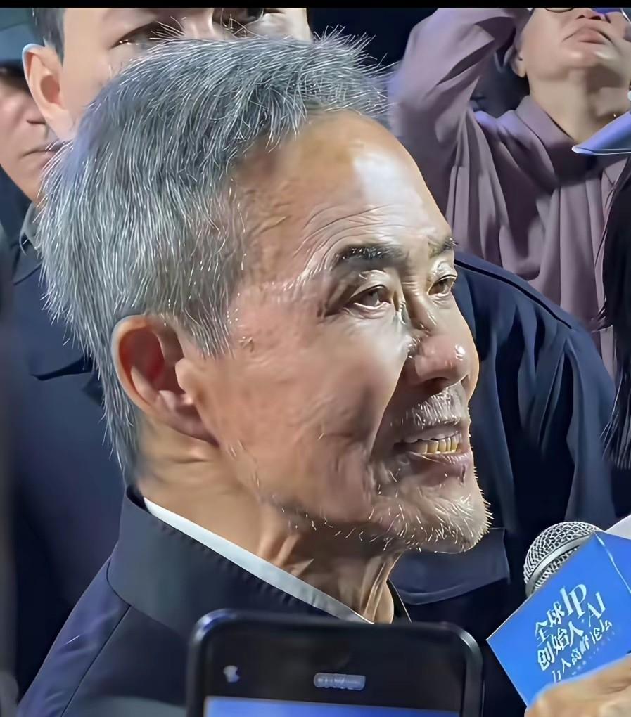 如果只看照片，哪能想到王石与迟重瑞只相差一岁？！

1951年出生的王石现在面容