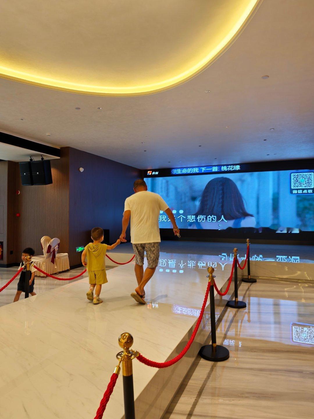 在我们这里哪里新开的店，大家基本都要去哪里凑凑味道还不错，就是这服务一言难尽……