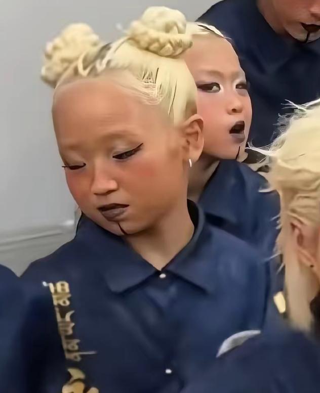 上海某儿童舞蹈比赛妆造引众怒：小女孩被染全白头，画着纯黑眼线、纯黑嘴唇，下巴还勾