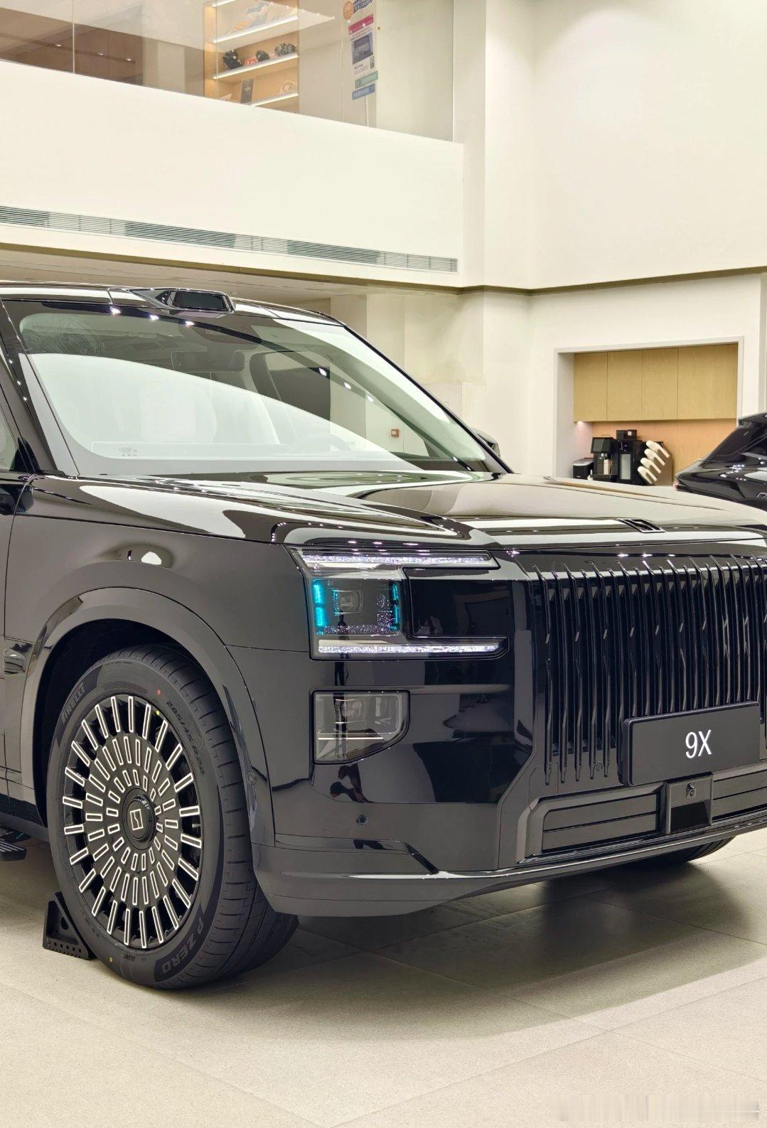 我的极氪在电影拍摄现场意外成为了"移动演员休息室"。 在户外取景时，主演可以在第