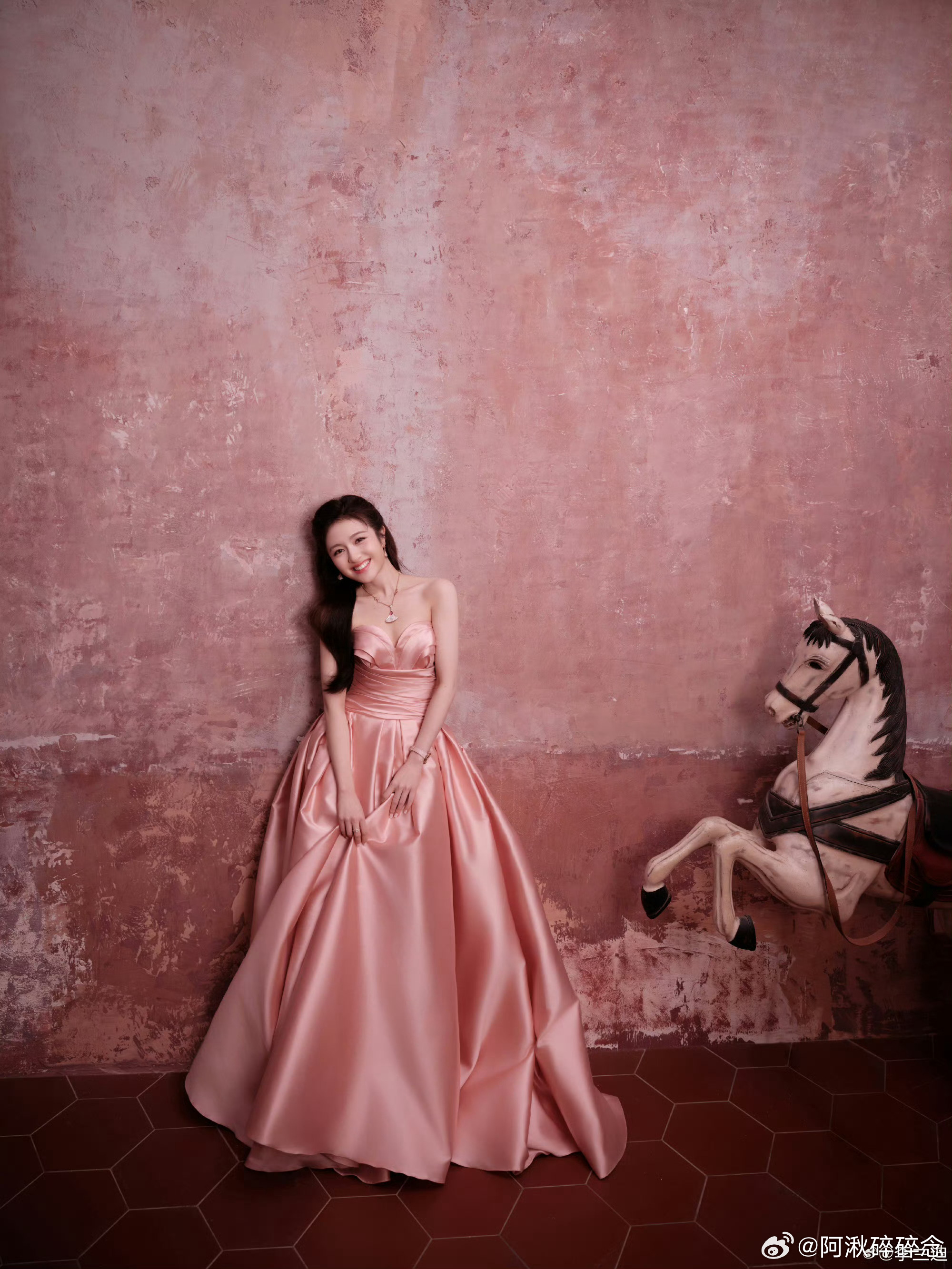 李兰迪完全公主来着的 谁被李兰迪的公主造型惊艳了！粉裙公主头温柔又灵动，甜美气质