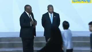 南非总统太有梗了，性情中人！
看得出来，是故意的！
高市早苗当着全世界领导人的面