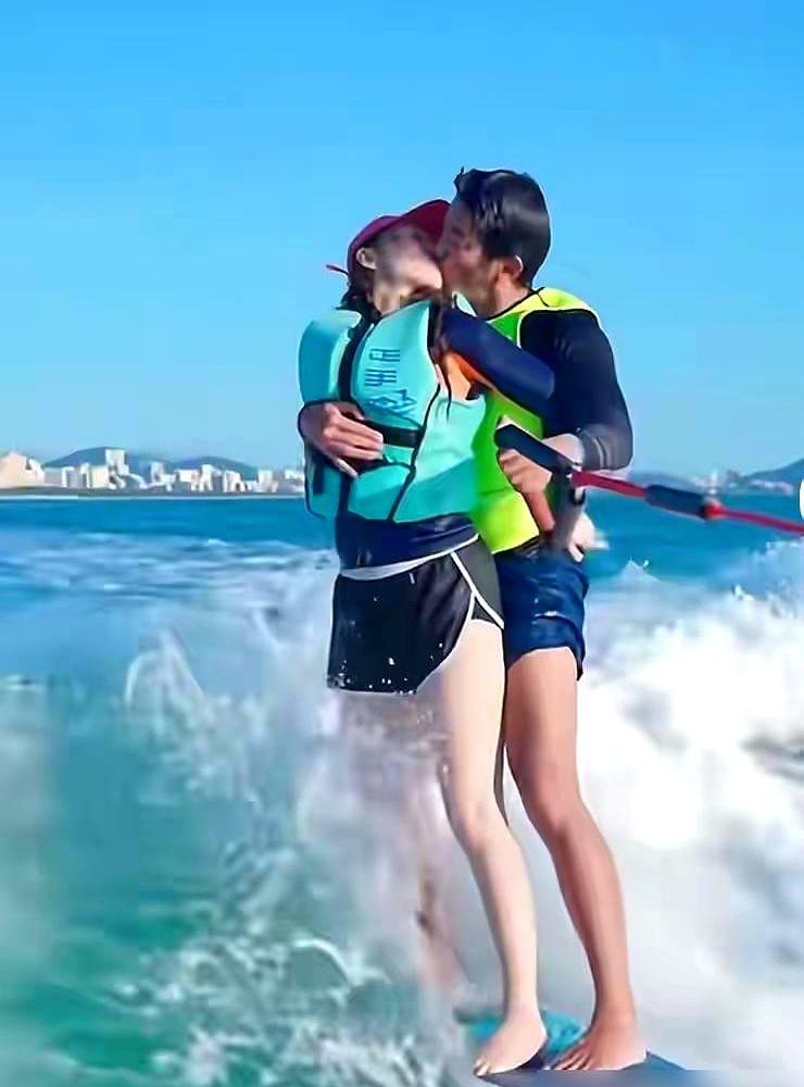 霍思燕家的狗在泰国拿了冠军，这事儿真不简单。
 

2026年4月，11个月大的