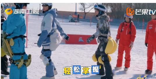 吴泽林复制粘贴式滑雪你好星期六吴泽林滑雪真的太有看点了，复制粘贴式的动作又标准又