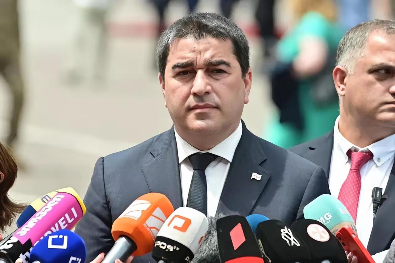 【肮脏的北约】
​据俄罗斯卫星通讯社12月9日报道，格鲁吉亚议会议长沙尔瓦•帕普