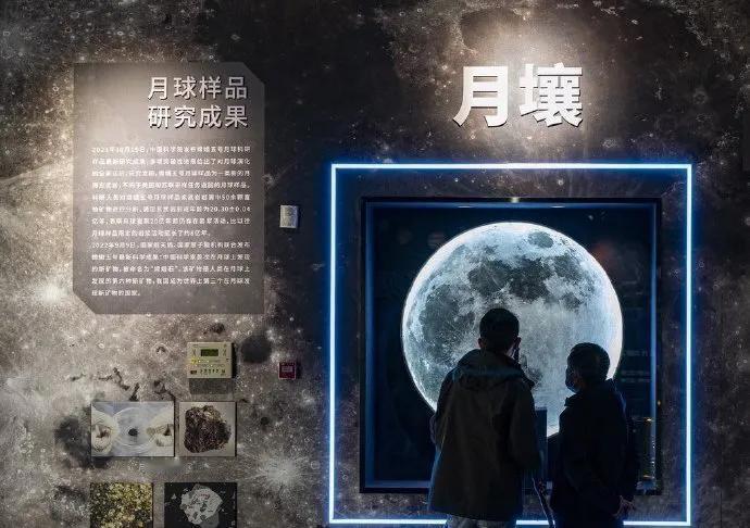 中国：大漂亮，咱们交换一下月壤吧！
美国：说什么？大点声，听不见！
中国：咱们交
