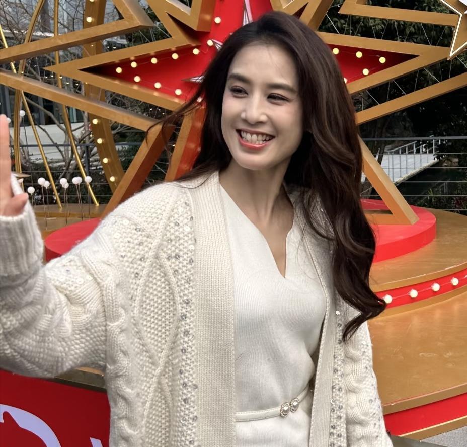 半夜录综艺，黄圣依直接甩手：姐不陪了，打车回家睡觉！
张萌爆完料全场静音——原来