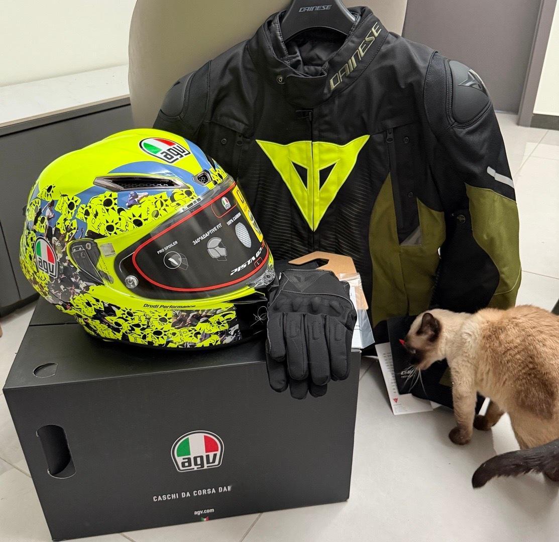 出差到家收到了丹尼斯寄来的礼物！Pista GP RR罗西限量涂装的顶级头盔Su