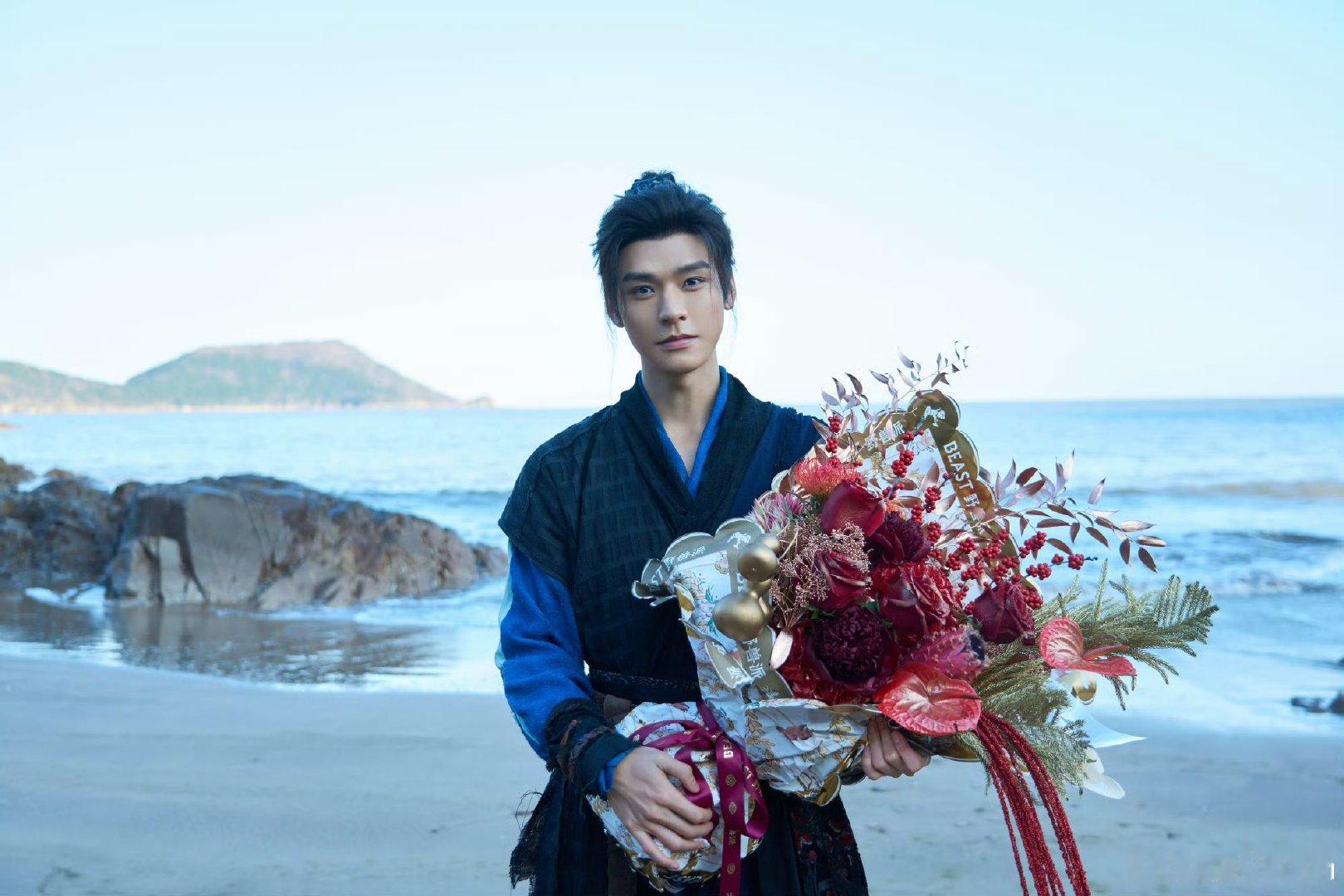 龚俊龚俊白衣公卿官宣杀青照期待相「剑」，共候此「卿」。 