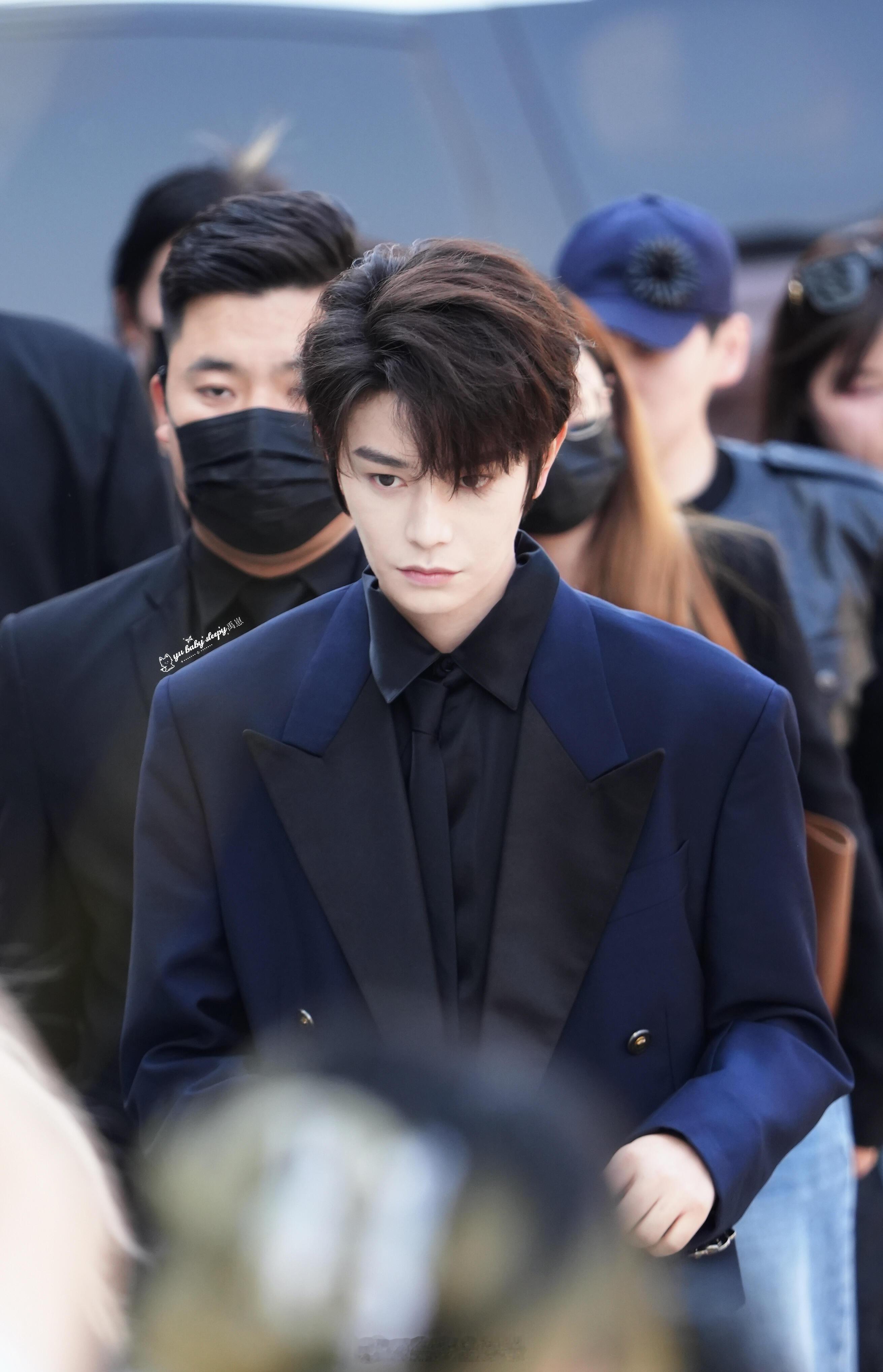 丁禹兮蓝色套装造型丁禹兮范思哲北京活动生图 完全豪门贵公子来的 