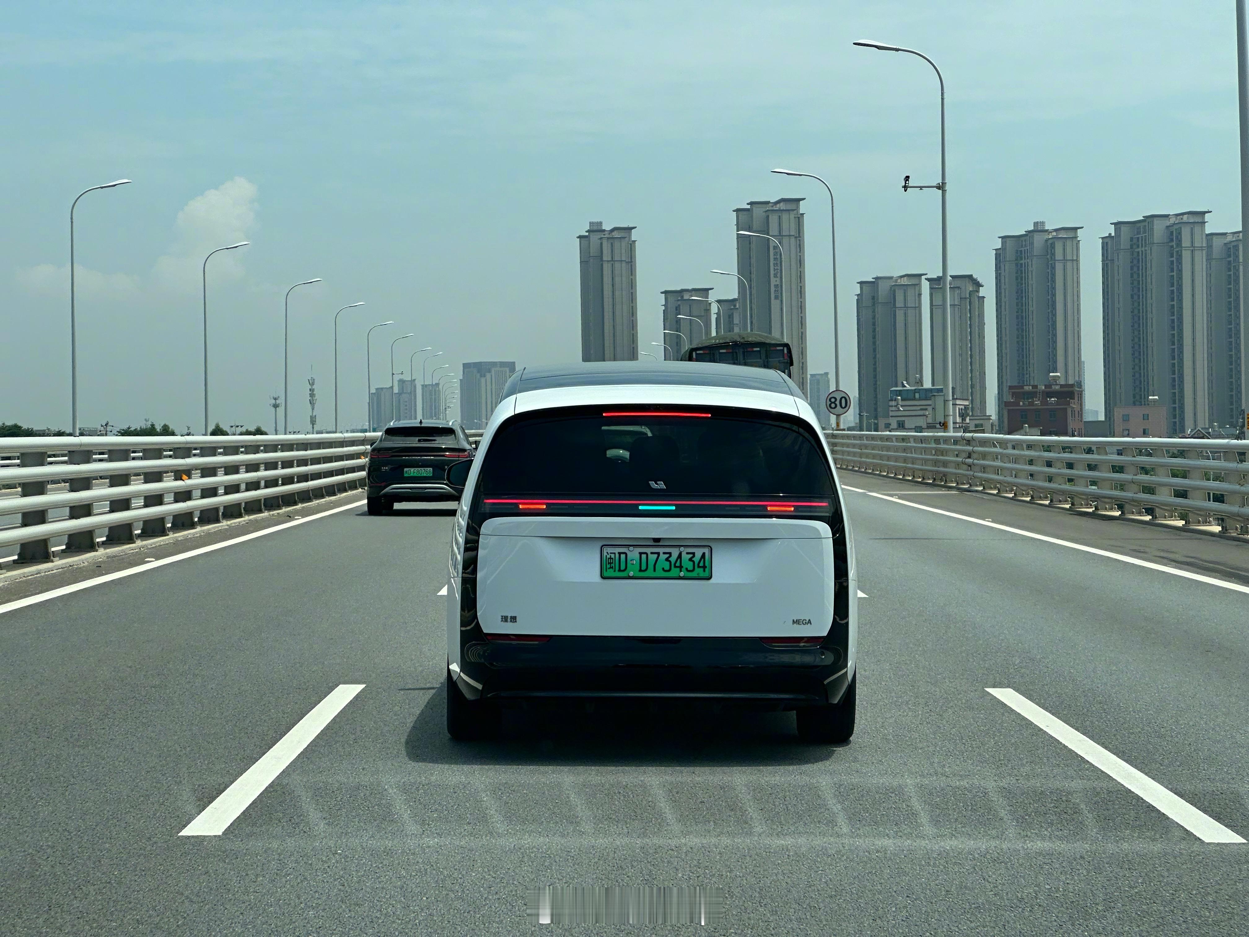 我觉得理想MEGA这屁股还挺好看！#东北电吹# ​​​