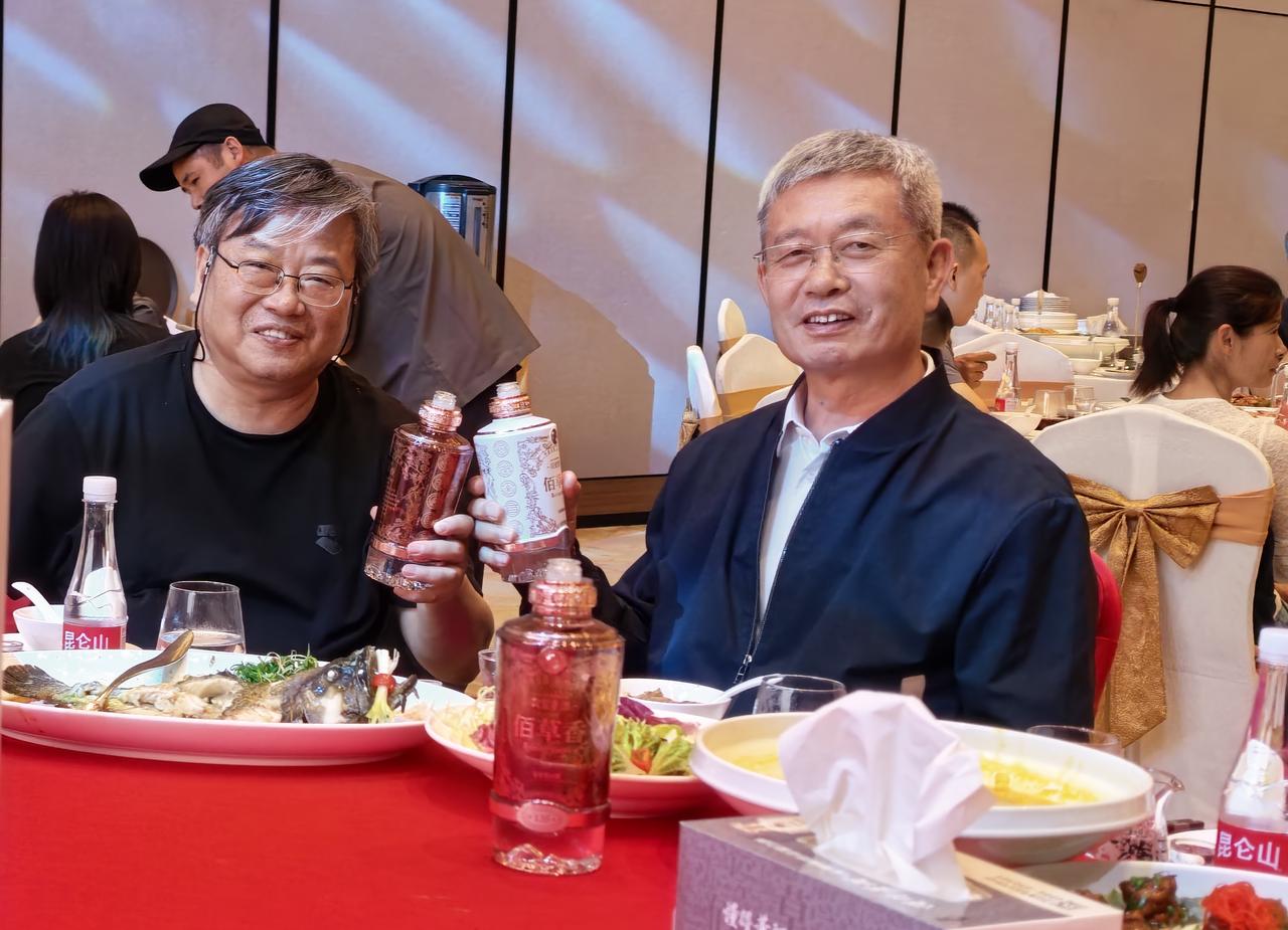 参加周智琛团队“周游列城—中国城市探索计划”，与董酒蔡友平董事长在东莞会饮。
​
