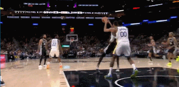 NBA赛场镜头：文班亚马打库明加，这不就是大人打小孩子？
  这次文班亚马要的位