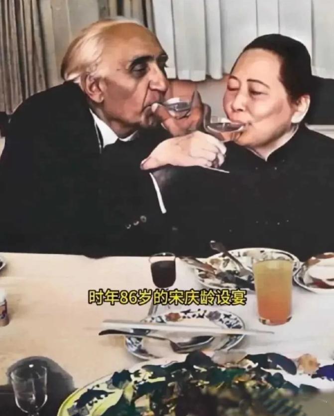 下图是宋庆龄与美籍医生马海德喝交杯酒的照片，照片拍摄时间是1979年，当年，宋庆