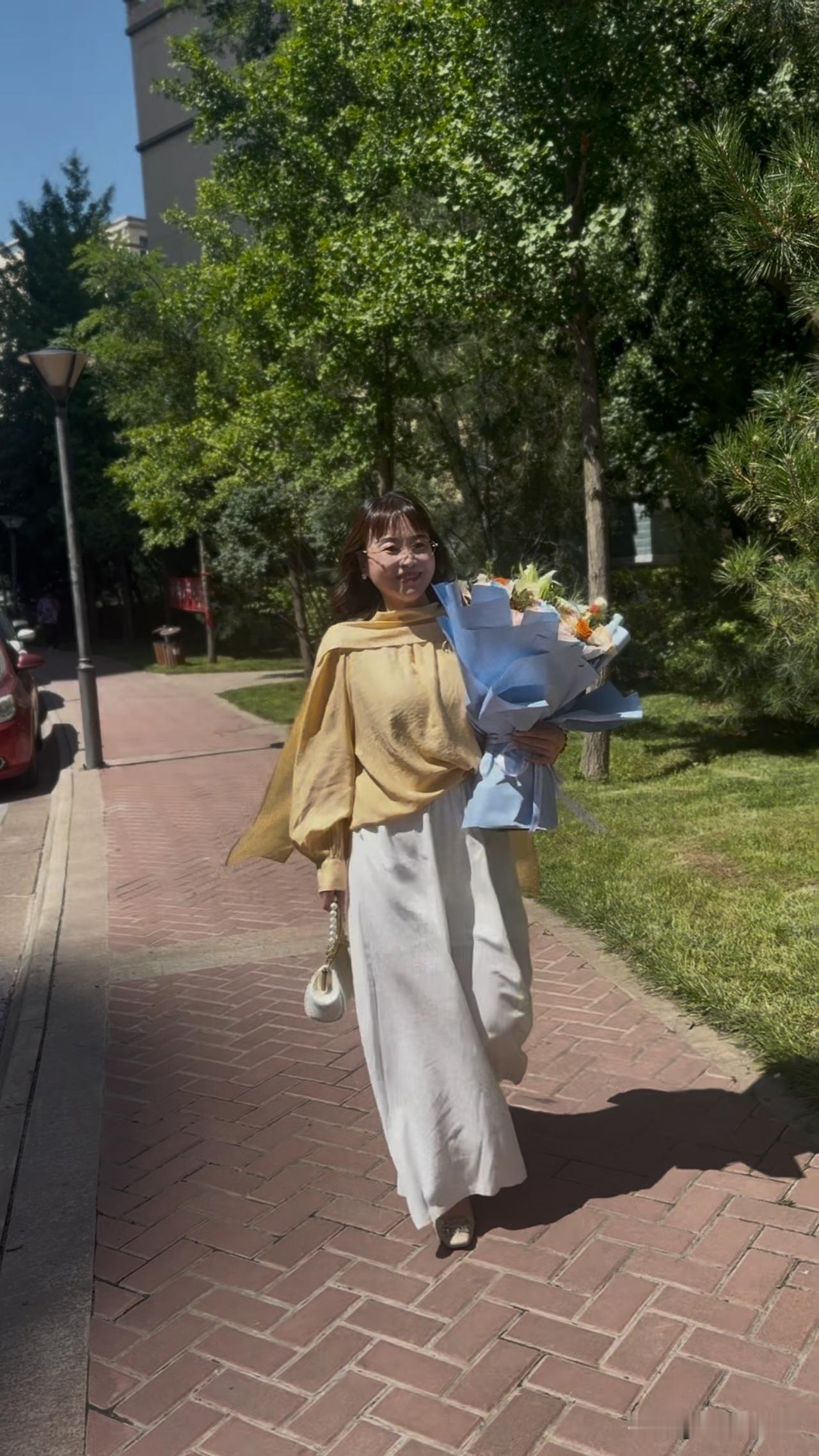 今天这么隆重的场合能不拿出压箱底的衣服和鞋子吗？必须把自己拾掇拾掇，发型加化妆一
