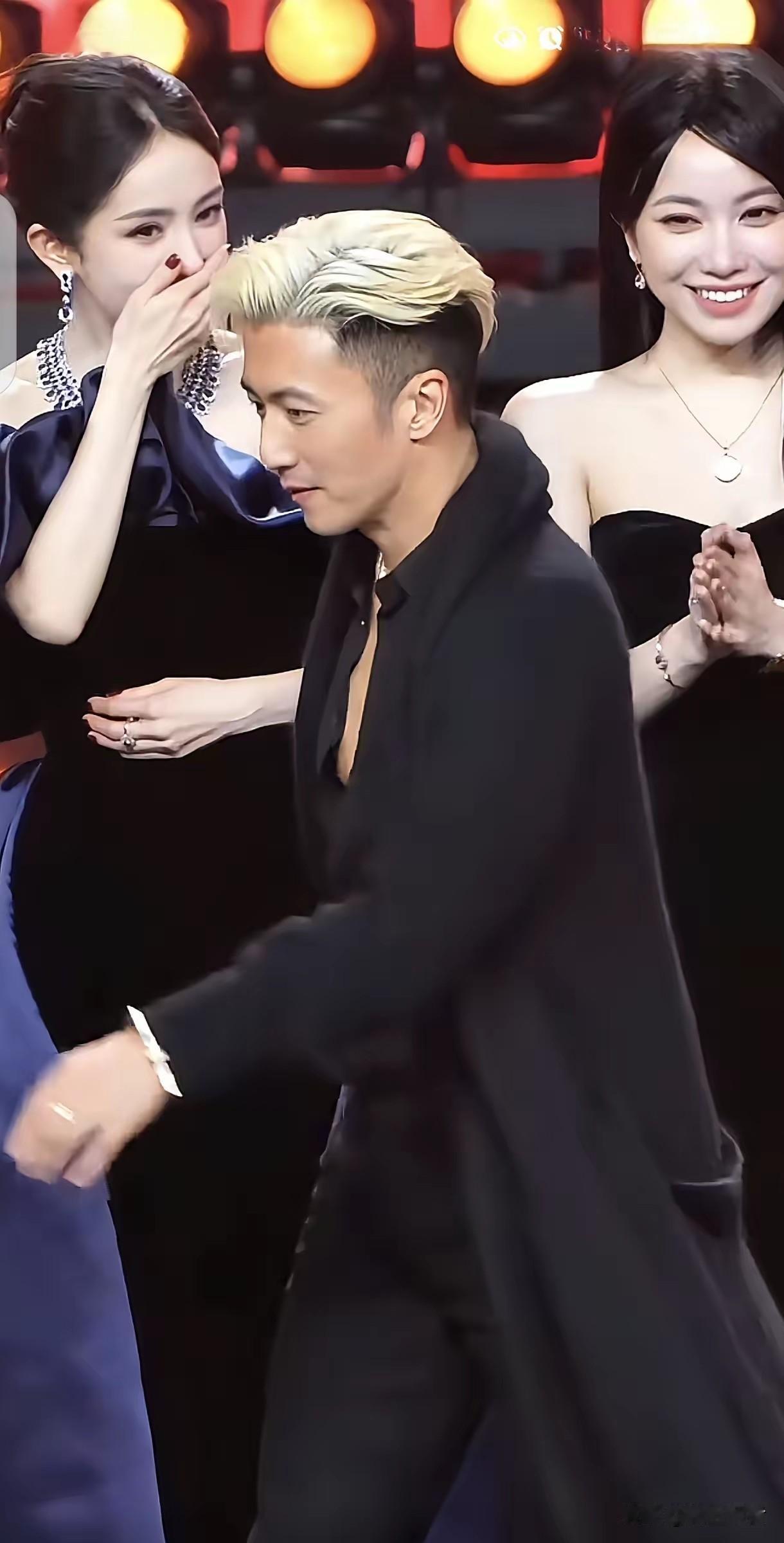 来自谢霆锋颜值的斩杀线，45岁的谢霆锋颜值不输当年，黑色无内搭西装难掩强壮的胸肌