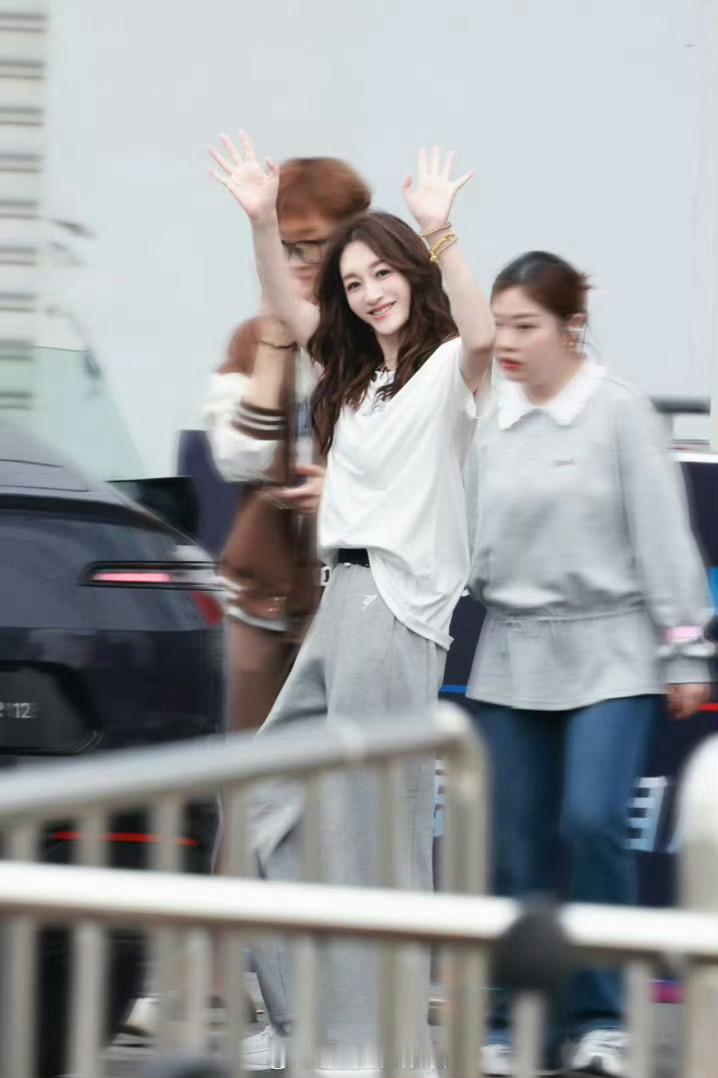 李小冉队857票 太懂这种投票了！李小冉组全开麦真唱，哪怕有小瑕疵也特别真诚。王