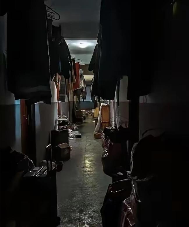 北京女子嫁二婚丈夫，对继子视如己出，12年后两人离婚，女子净身出户，谁知，继子的