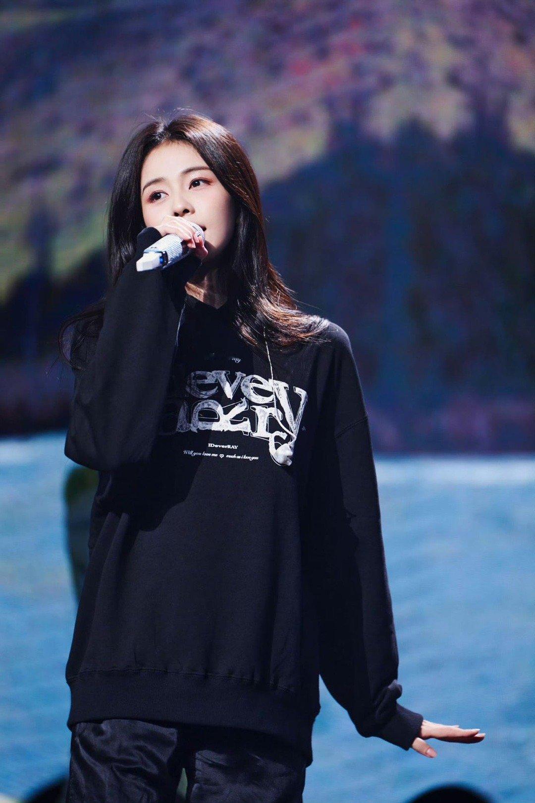 #白鹿个人EP新歌首唱#白鹿个人 EP 新歌首唱，惊艳全场！#白鹿首唱多用力寻找