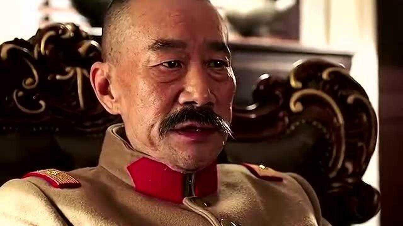 1888年，14岁的张作霖没了爹。 
 
他爹张有财是当地小有名气的赌棍，靠着家