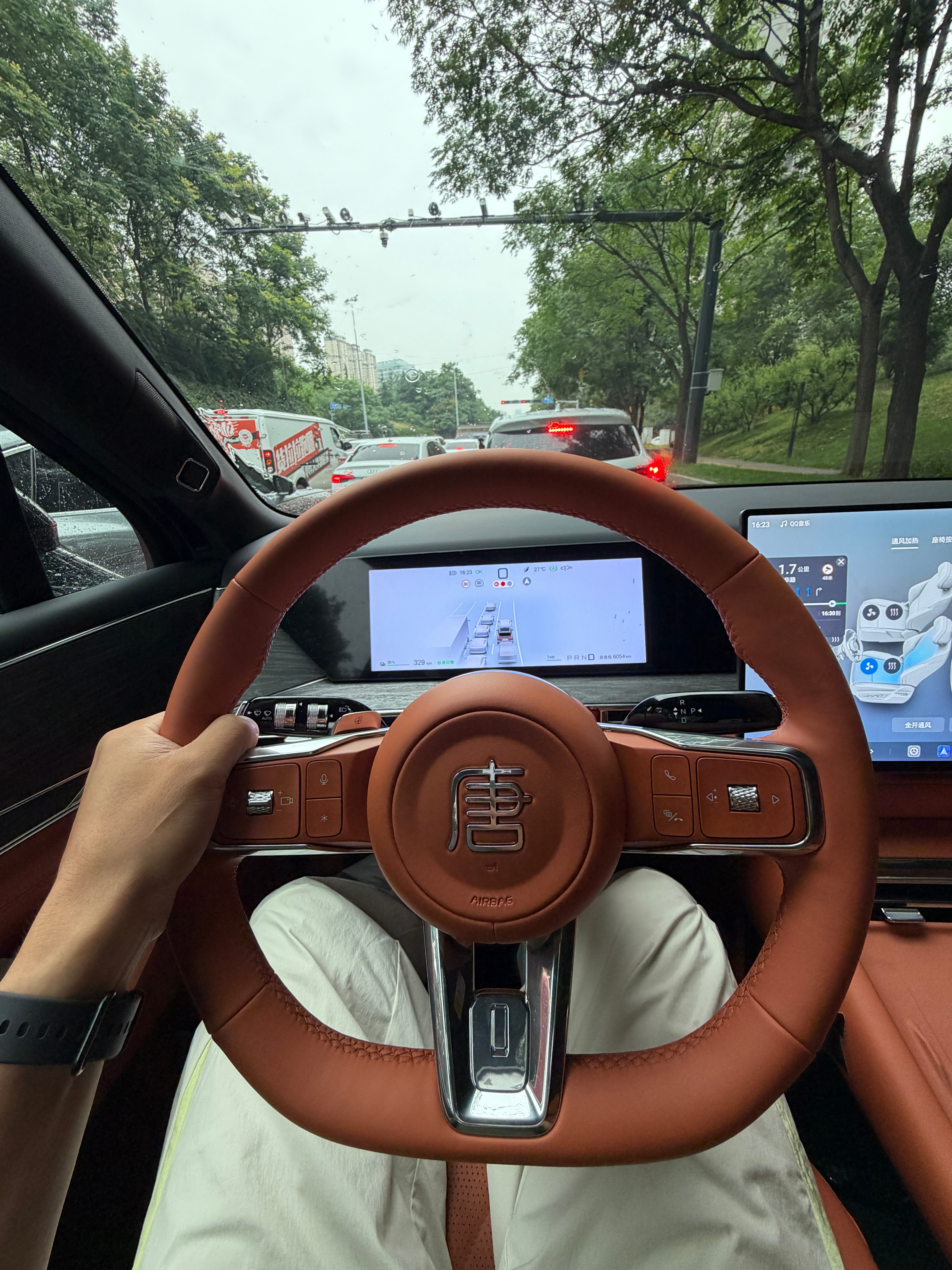 比亚迪大唐EV 刚刚上市，四个版本：800后驱入门 23.99万；950后驱旗舰