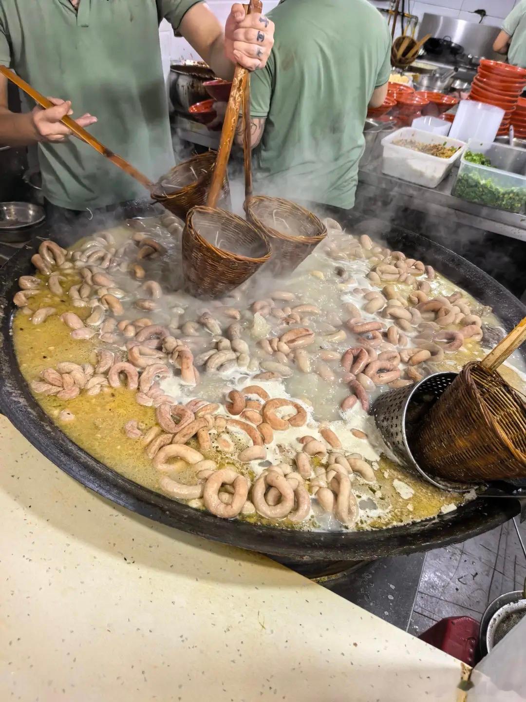 四川吃饭指南 成都华阳厚道饭店：开店超过20年，客单价45元。最大特点是柏合豆腐