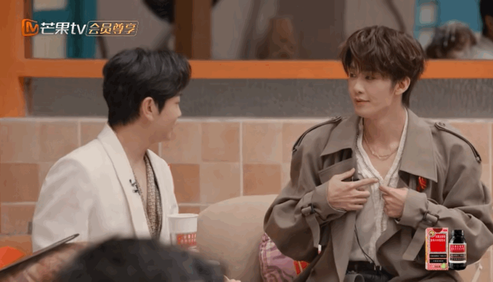 王赫野居然把深V缝成了小V礼服设计师看了想改行系列！王赫野的深V改造术：性感不存