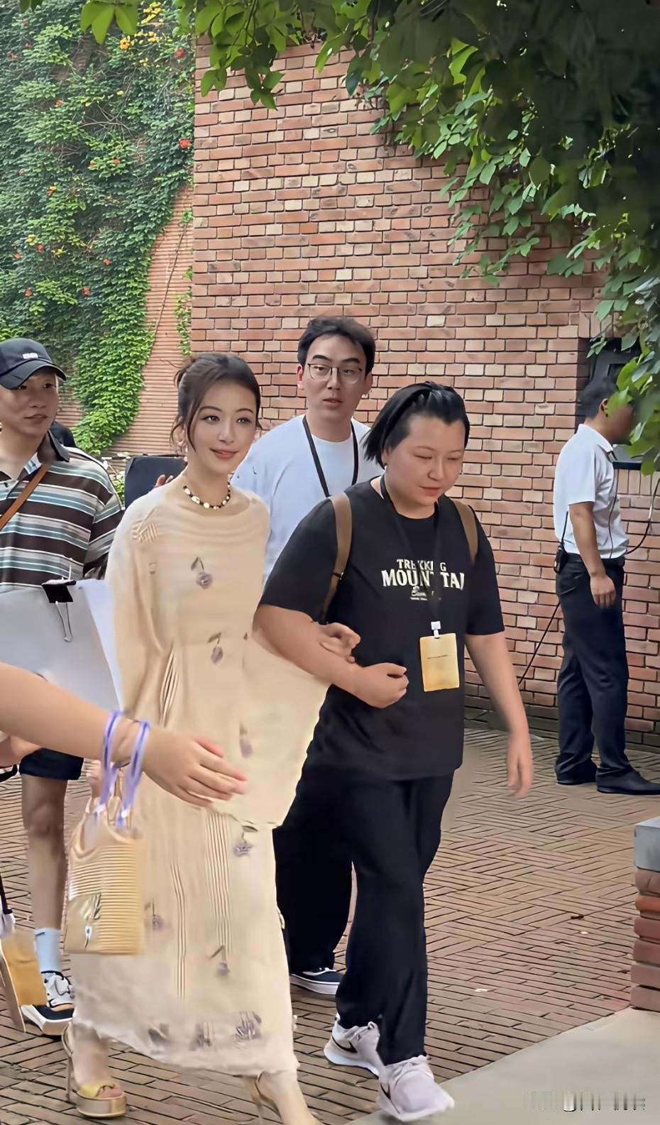 看到天王嫂方媛的路透图

网传是去北京参加一个商演

先不论她本人长得怎么样

