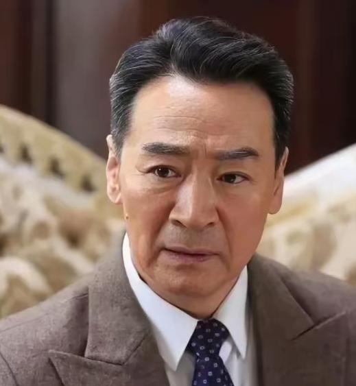 2003年，49岁的寇振海向演员李婷表白，李婷拒绝的说：寇老师，你比我大25岁，