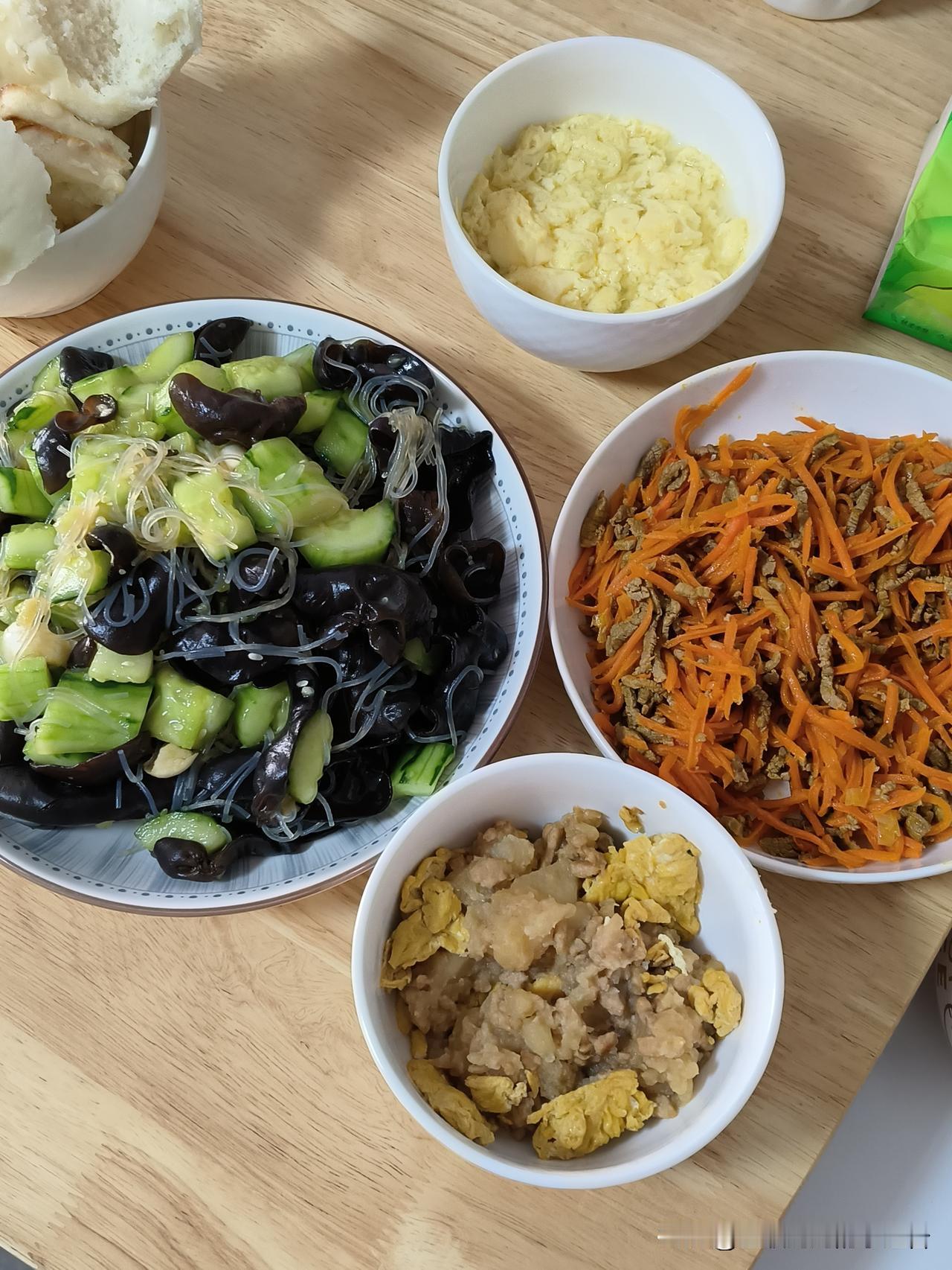 没啥好菜，就是家常味，你们家今天吃啥？

本来打算做个黄瓜拌木耳，女儿想吃粉丝，