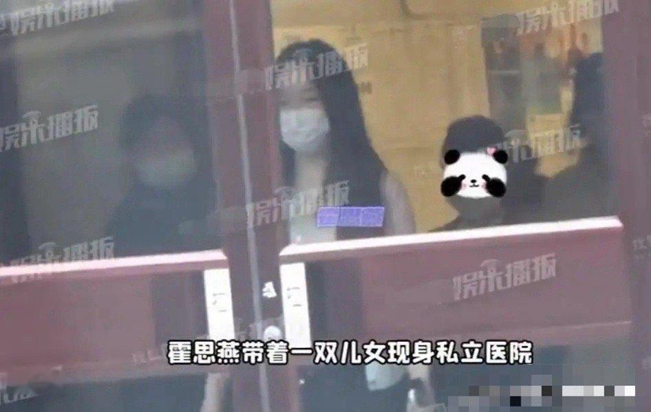 #嗯哼妹妹#近日，有娱乐记者拍到霍思燕带着嗯哼和一个小女孩现身医院。 视频中，两