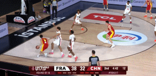 中国男篮小将张子一真是让人欣喜若狂！在今天进行的中国U17男篮和法国U17男篮的