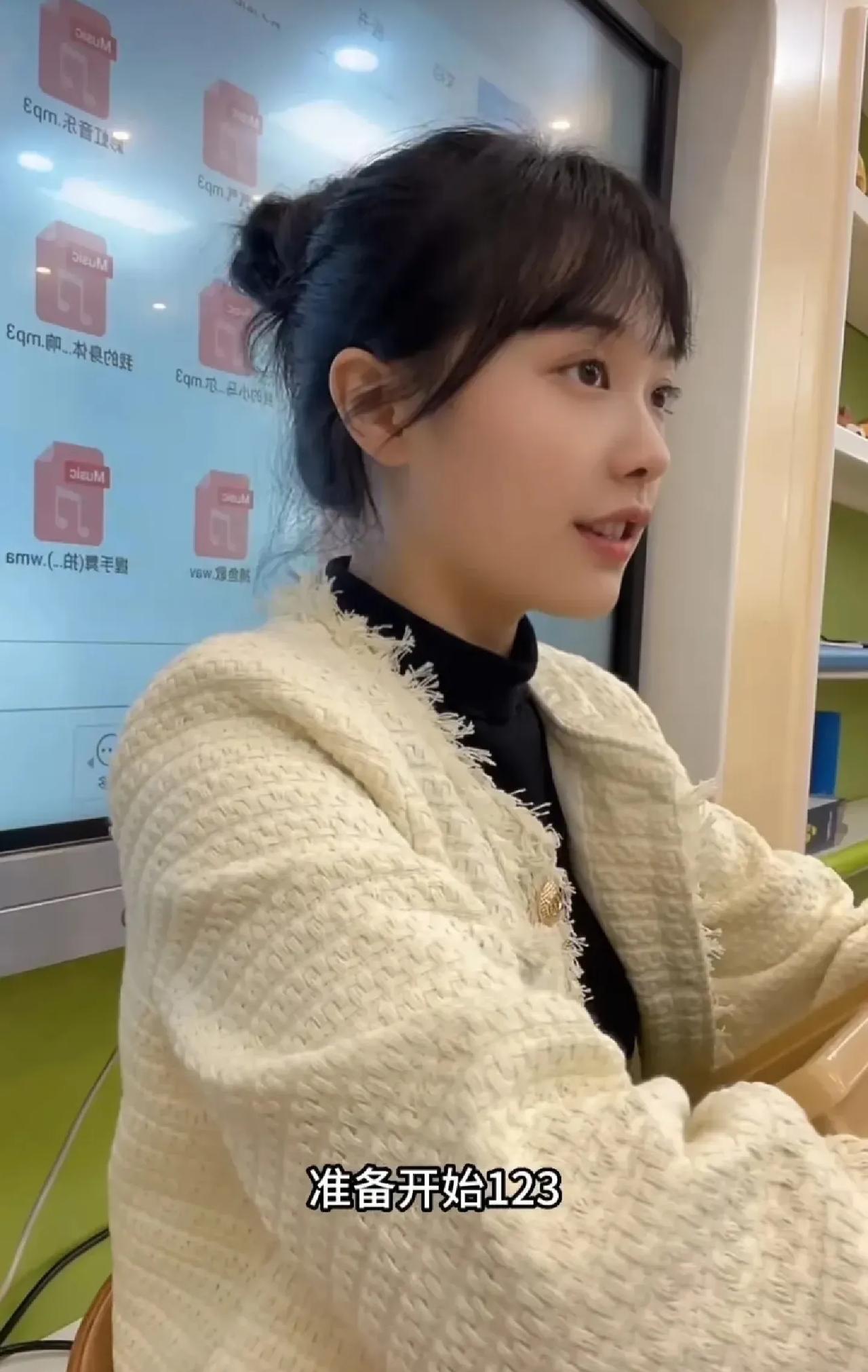 “花开富贵”黄老师出席线下活动，可以看到，少了美颜和滤镜后，黄老师的颜值下降厉害