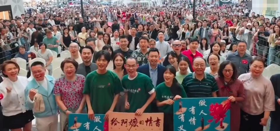 马来西亚的《给阿嬷的情书》很火爆！

主创人员来到吉隆坡与粉丝现场见面互动，也算