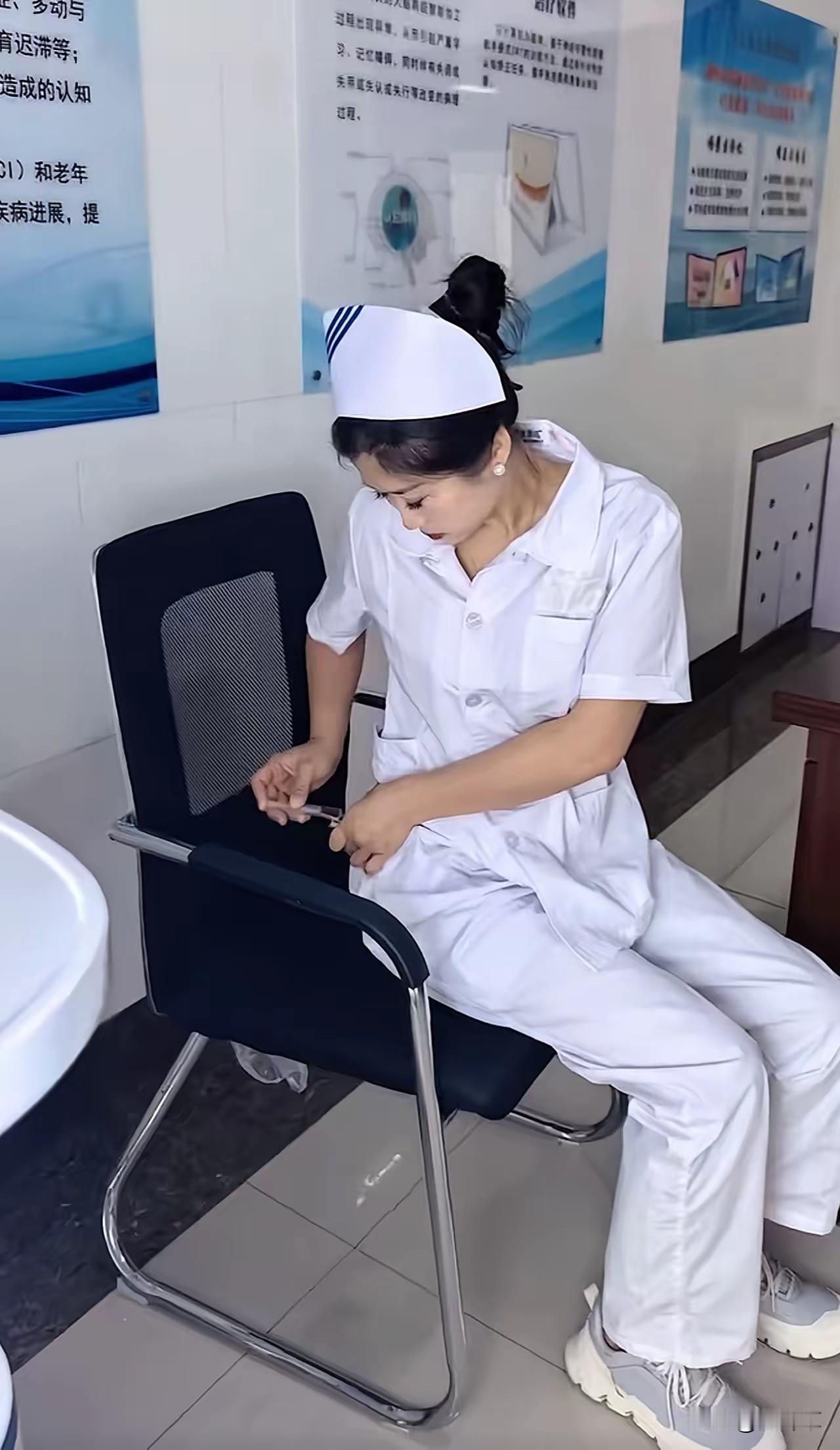 外行看热闹，内行看门道。
这位漂亮的不要不要的护士，外行只都在说她“漂亮”“身材