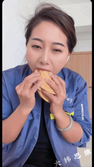 干脆利落，
一口一个饼子！
干什么事，
不喜欢啰里啰嗦！