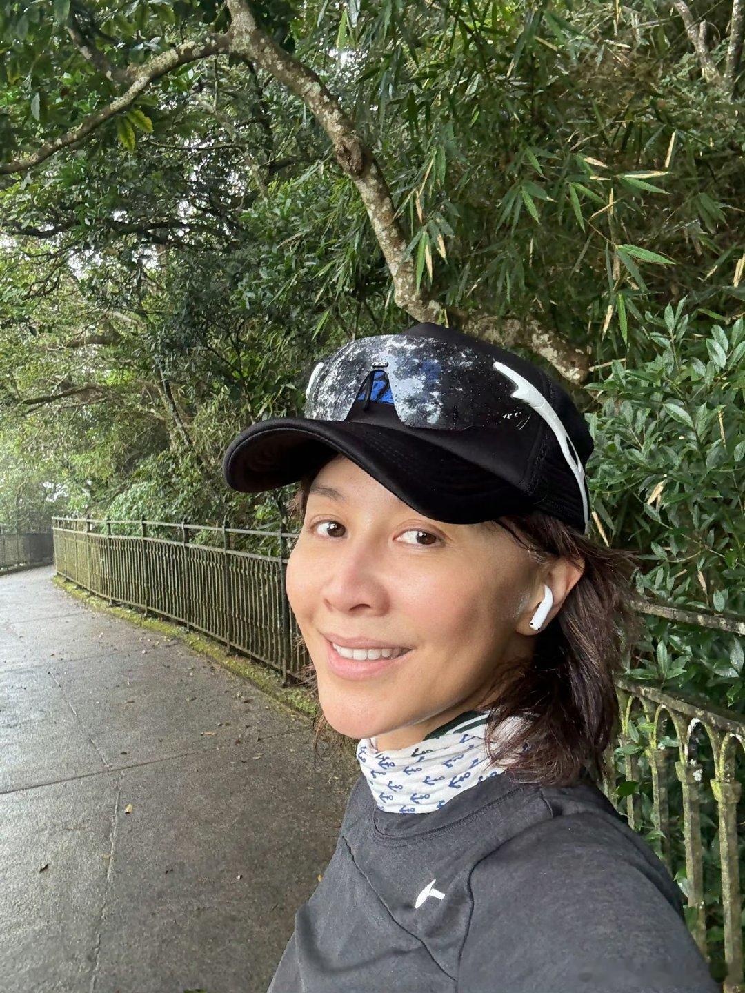 刘嘉玲雨中慢跑自拍照被 59 岁刘嘉玲素颜惊艳！雨中跑步笑得灿烂，这状态太让人羡