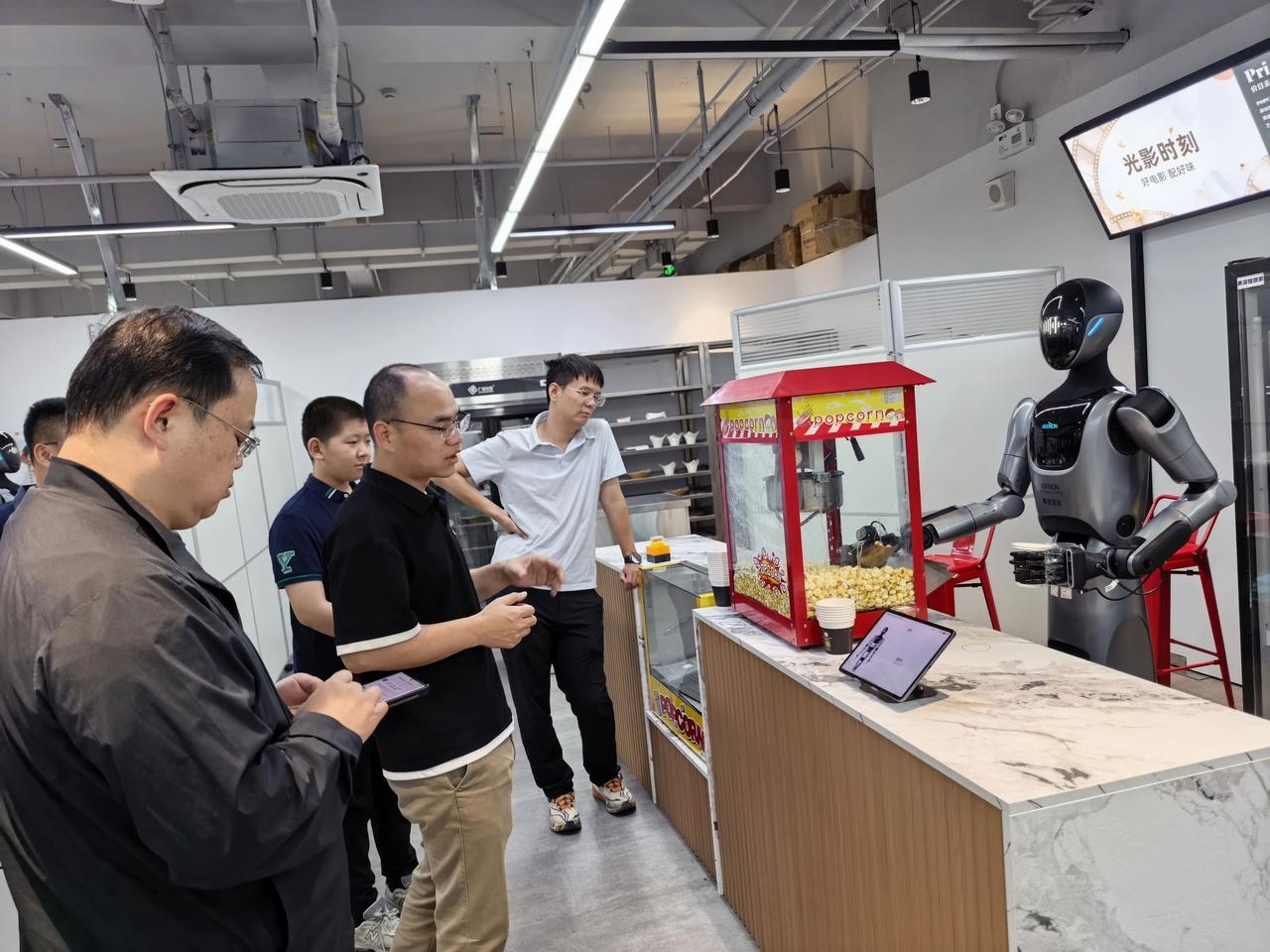 中国机器人出海，就是降维打击
擎朗2020年左右启动出海布局，2022年加速，仅