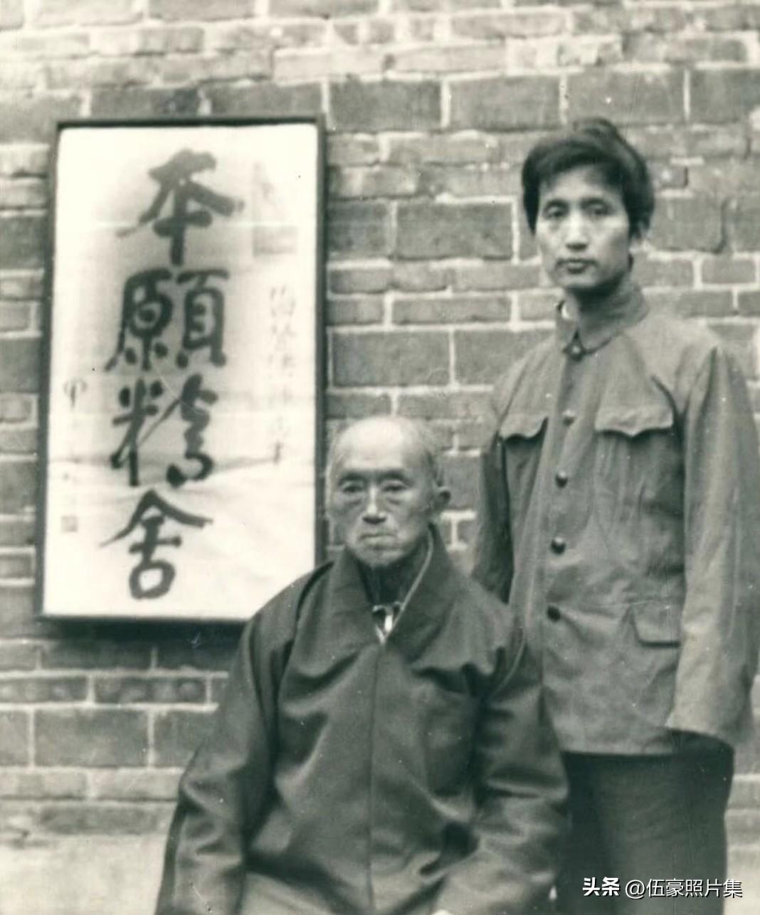 海灯法师和他的大弟子严新大师的合影。海灯法师是禅宗高僧，当年随虚云大和尚在云居山