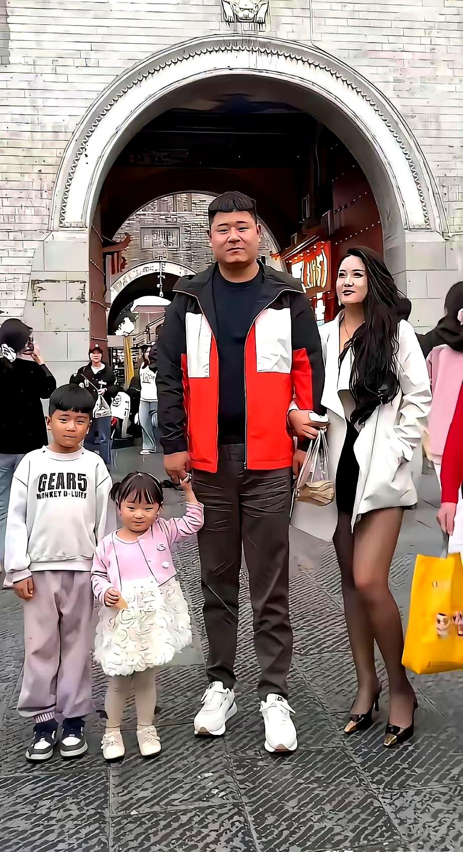 两个孩子一露面，评论区的画风就跑偏了：有人拿长相去猜妈妈素颜、妆容，连家庭关系都