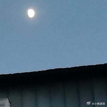 你手机充电线的接头处，胶皮裂开了一道口子。里面的铜线露出来，泛着暗红色的光。你用