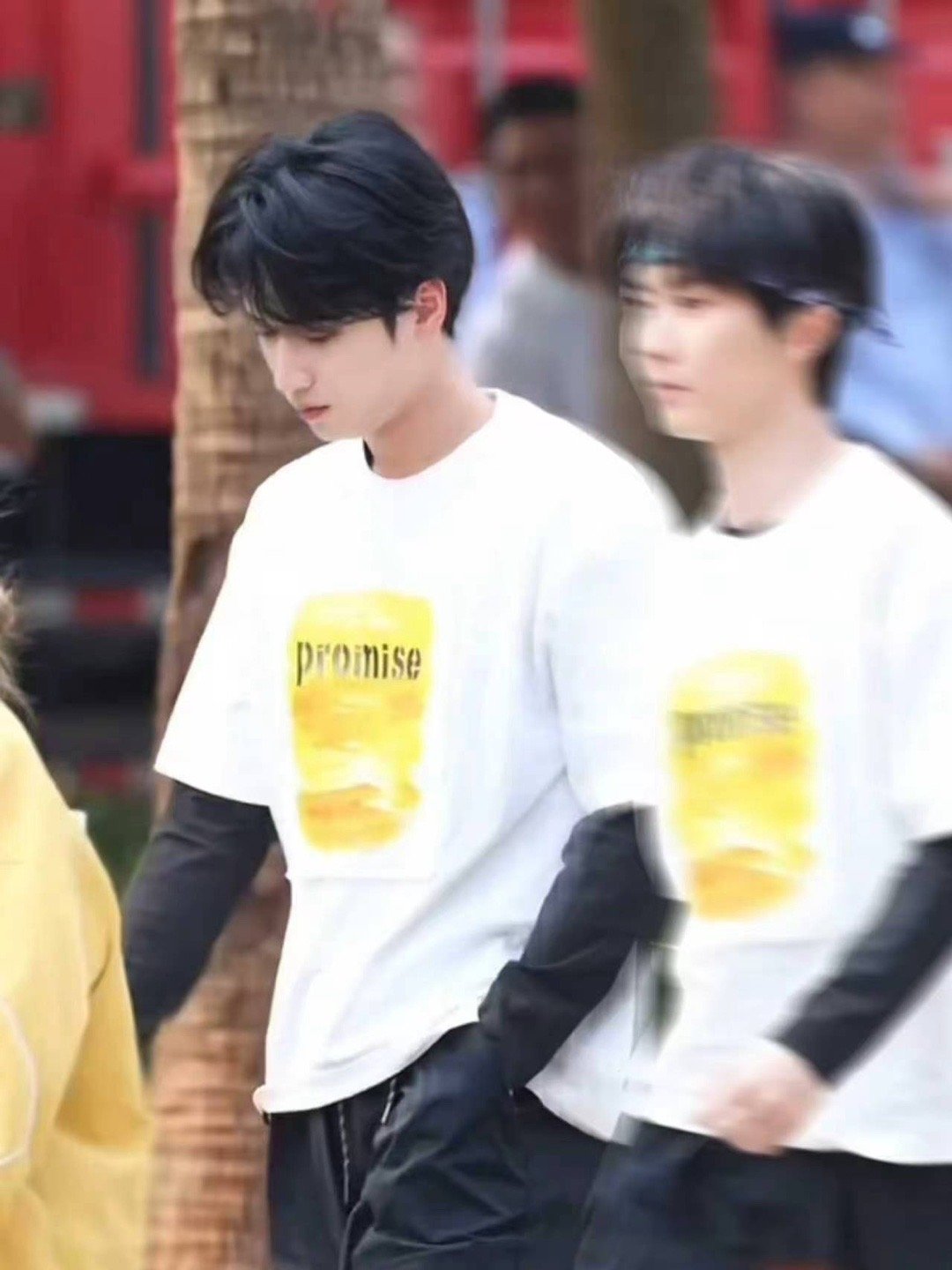 严浩翔跑男上班状态 严浩翔跑男上班路透，清爽白T，期待撕名牌！ 