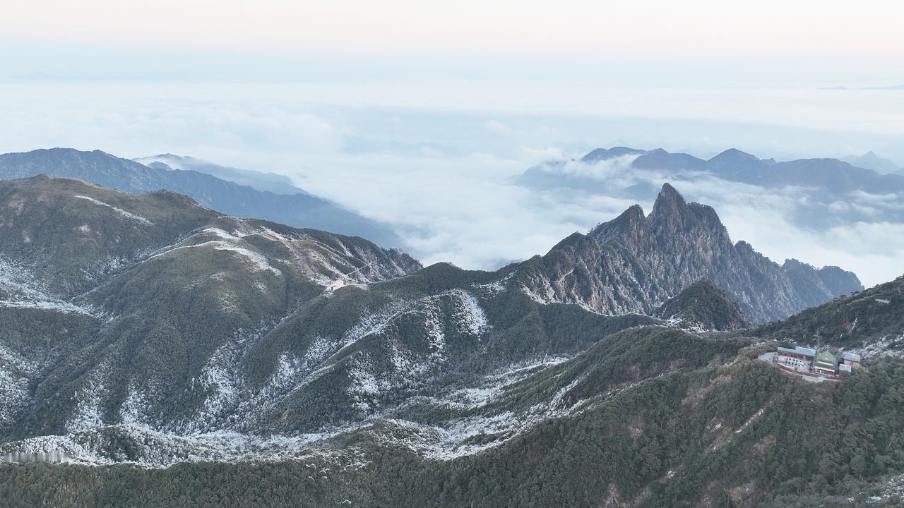 庄子《天地》之七

尧治天下，伯成子高立为诸侯。尧授舜，舜授禹，伯成子高辞为诸侯