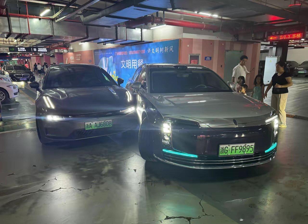 近日，网传浙江一辆尊界S800在地下停车场进行自动泊车操作时，与后方的极氪001