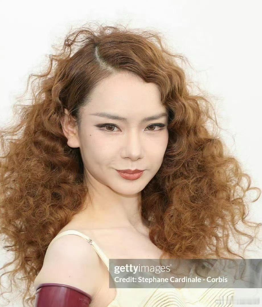 想问下，北方一堆人脱鞋在炕上吃饭，会不会闻到脚臭味[笑cry][笑cry][笑c