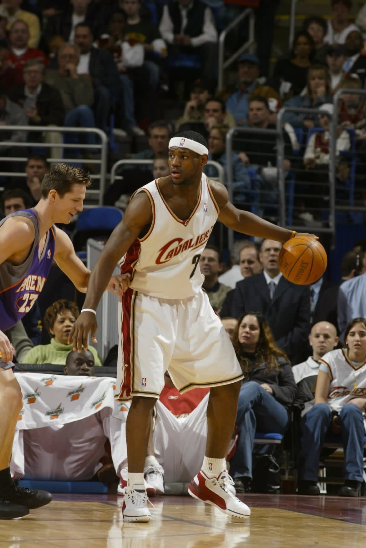 詹姆斯的妈妈上传了几张老詹小时候的照片，但他脚上居然穿着全新的Nike LeBr